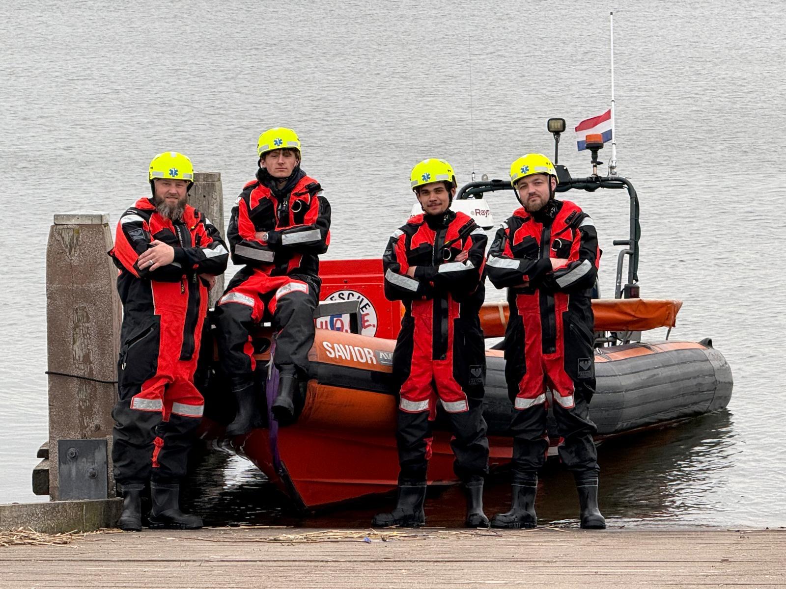 Vrijwilligers van de reddingsbrigade op het water